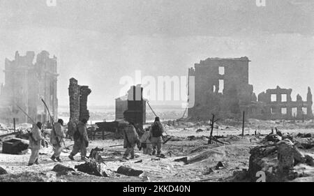 SCHLACHT DER STALINGRAD-Sowjettruppen in der Stadt nach der Befreiung im Februar 1943. Foto: SIB Stockfoto