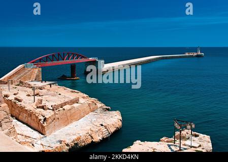 Luftaufnahme der einspurigen Bogenbrücke von St. Elmo auf dem blauen Meer in Valletta, Malta Stockfoto