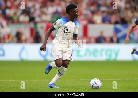 Al-Khor, Katar. 25.. November 2022. Bukayo Saka von England dribbelt während des FIFA World Cup Qatar 2022-Spiels zwischen England und den USA am 25. November 2022 im Al Bayt Stadium, Al Khor, Katar. Foto von Peter Dovgan. Nur redaktionelle Verwendung, Lizenz für kommerzielle Verwendung erforderlich. Keine Verwendung bei Wetten, Spielen oder Veröffentlichungen von Clubs/Ligen/Spielern. Kredit: UK Sports Pics Ltd/Alamy Live News Stockfoto