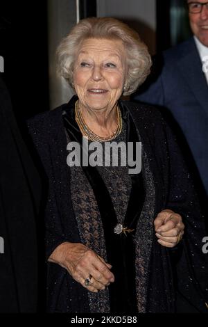 Amsterdam, Niederlande. 25.. November 2022. Prinzessin Beatrix der Niederlande kommt am 25. November 2022 im Concertgebouw in Amsterdam an, um an einem Konzert des Königlichen Concertgebouw Orchestra teilzunehmen, das von seinem künstlerischen Partner und zukünftigen Chefdirigent Klaus Makela, Der finnische Dirigent (26) gilt als eines der größten Talente seiner Generation. Credit: Albert Nieboer/Netherlands OUT/Point de Vue OUT/dpa/Alamy Live News Stockfoto