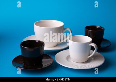 Foto mehrerer Tassen nebeneinander auf blauem Hintergrund Stockfoto