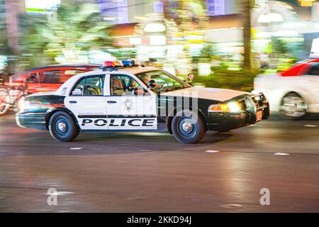 Las Vegas, USA - 17. Juli 2008: Polizei eilt mit Polizeiwagen bei Nacht auf dem Strip in Las Vegas. Stockfoto