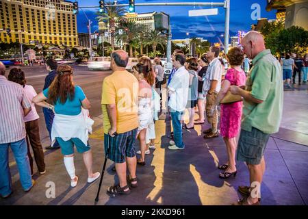 Las Vegas, USA - 17. Juli 2008: Fußgänger warten am Strip in Las Vegas auf grünes Licht, um die Straße zu überqueren. Stockfoto