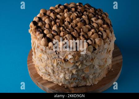 Nahaufnahme eines Walnusskuchen auf blauem Hintergrund Stockfoto