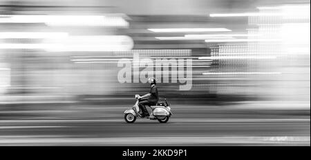 Wien, Österreich - 22. Juli 2009: Mann mit Motorrad in Geschwindigkeit in Wien, Österreich. Stockfoto