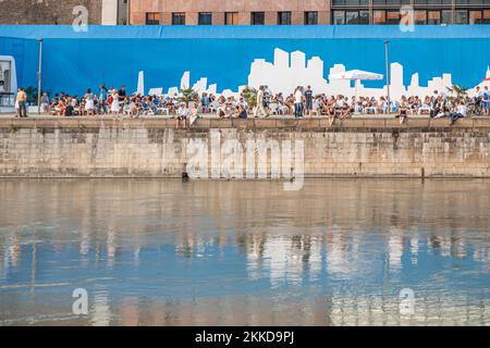 Wien, Österreich - 22. Juli 2009: Menschen erfreuen sich am Tel aviv-Strand am inneren donaukanal in wien, Österreich. Stockfoto