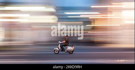 Wien, Österreich - 22. Juli 2009: Mann mit Motorrad in Geschwindigkeit in Wien, Österreich. Stockfoto