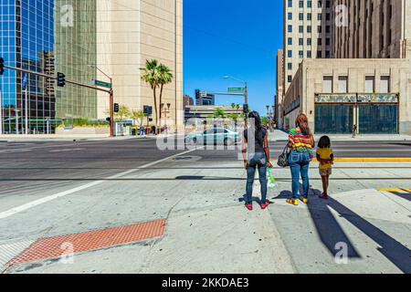 Phoenix, USA - 14. Juni 2012: Neuer moderner Wolkenkratzer in der Innenstadt von Phoenix, USA, mit Menschen, die eine Straße überqueren. Stockfoto