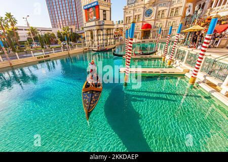 Las Vegas, USA - 15. Juni 2012: The Venetian Resort Hotel and Casino. Das Resort wurde am 3. Mai 1999 eröffnet und es flattern weiße Tauben und Trompeten Stockfoto
