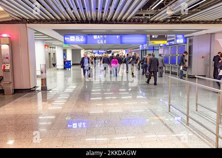 Frankfurt, Deutschland - 18. September 2014: Die Menschen eilen an ihr Gate im Terminal 1 des internationalen Flughafens rankfurt. Stockfoto