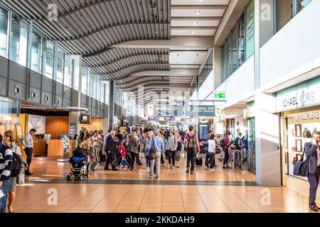 Hamburg, Deutschland - 18. September 2014: Die Menschen eilen an ihr Gate im Terminal 1 des internationalen Flughafens Hamburg. Stockfoto