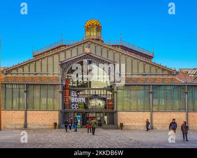 Barcelona, Spanien - 1. März 2015: Die Menschen besuchen den Markt der alten Geburt in Barcelona, Spanien. Stockfoto