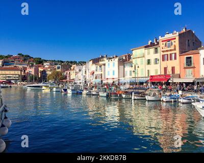 Cassis, Frankreich - 21. Februar 2016: Hafen der französischen Stadt Cassis an der Mittelmeerküste bei Sonnenuntergang. Stockfoto