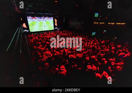 Englische Fans sehen beim Budweiser Fan Festival London im Outernet das Spiel der FIFA-Weltmeisterschaft Gruppe B zwischen England und den USA. Foto: Freitag, 25. November 2022. Stockfoto