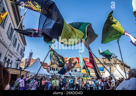 Gau-Algesheim, Deutschland -14. Oktober 2018: Beim Gau-Algesheim Weinfest feiern die Menschen das Fahnenschwingen. Stockfoto