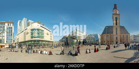 FRANKFURT, DEUTSCHLAND - 26. FEB 2019: Malerische Skyline von Frankfurt am Main mit Wolkenkratzer von der Hauptwache aus gesehen mit Menschen auf der Einkaufsstraße Zeil. Stockfoto