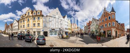 Ingolstadt, Deutschland - APR 6, 2019: Panoramablick auf die Fußgängerzone im alten touristischen Teil von Ingolstadt. Stockfoto