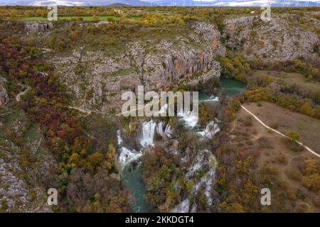 Der höchste Wasserfall im Krka-Nationalpark. Manojlovac Wasserfall oder Manojlovački slapovi im Herbst, Kroatien. Stockfoto