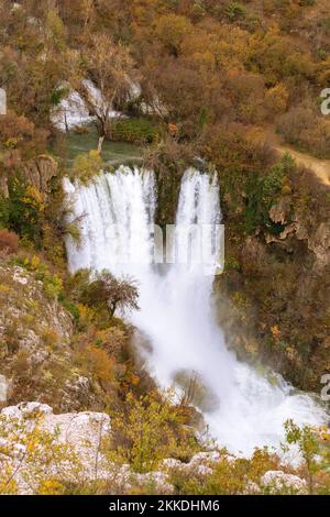 Der höchste Wasserfall im Krka-Nationalpark. Manojlovac Wasserfall oder Manojlovački slapovi im Herbst, Kroatien. Stockfoto