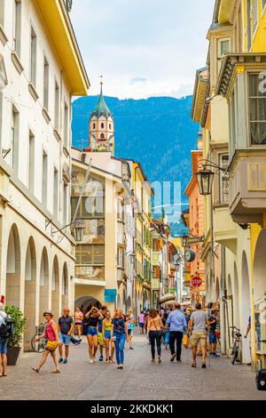 Meran, Italien - 5. August 2019: Straßenszenario der Laubengasse im Hauptbezirk Meran mit vielen Fußgängern. Meran. Südtirol, Italien. Stockfoto