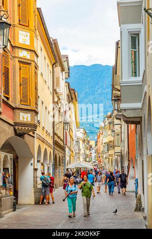 Meran, Italien - 5. August 2019: Straßenszenario der Laubengasse im Hauptbezirk Meran mit vielen Fußgängern. Meran. Südtirol, Italien. Stockfoto