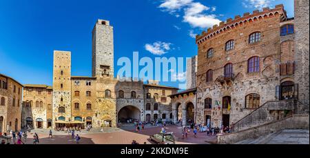 San Gimignano, Toskana, Italien - 9. August 2019: Alte medeival Platz und Türme in typisch toskanischer Stadt, beliebtes Touristenziel. Stadt auch genannt Stockfoto