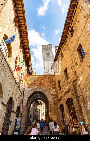 San Gimignano, Toskana, Italien - 9. August 2019: Alte medeival Platz und Türme in typisch toskanischer Stadt, beliebtes Touristenziel. Stadt auch genannt Stockfoto