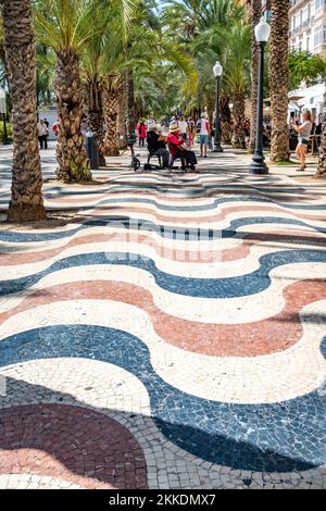 Alicante, Spanien - 23. September 2019: Die Menschen genießen eine wunderschöne Allee mit Palmen - Explanada de Espana. Alicante. Spanien Stockfoto