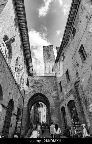 San Gimignano, Toskana, Italien - 9. August 2019: Alte medeival Platz und Türme in typisch toskanischer Stadt, beliebtes Touristenziel. Stadt auch genannt Stockfoto