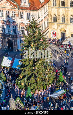 Prag, Tschechische Republik - 1. Januar 2020: Altstadt von Prag, Tschechische Republik. Blick auf die Tyn Church und das Jan Hus Memorial auf dem Platz von Old T aus gesehen Stockfoto