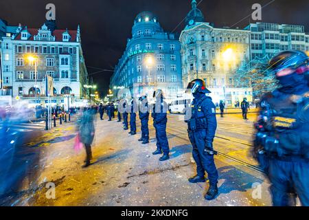 Prag, Tschechische Republik - 1. Januar 2020: Die Polizei achtet darauf, dass sie bei der silvesterparty wegen betrunkener Personen nicht in die Straßenbahnschienen fährt Stockfoto