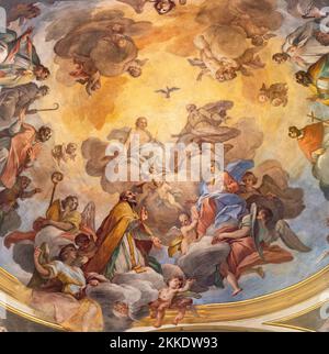 VARALLO, ITALIEN - 17. JULI 2022: Das Deckenfresko der Evangelisten und des heiligen Gaudentius in der Kirche Collegiata di San Gaudenzio von Carlo Bartolom Stockfoto