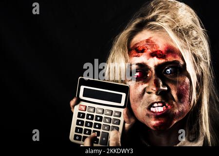 Verrückten Untoten Geschäftsfrau mit finanziellen Schwierigkeiten die Taste auf eine Rezession-Rechner. Halloween-Verkauf Stockfoto