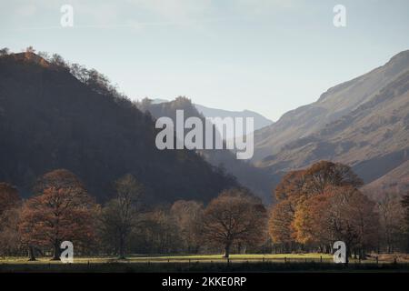 Castle Crag in Borrowdale, in einem herbstlichen englischen Lake District Stockfoto