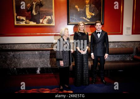 Amsterdam, Niederlande. 25.. November 2022. AMSTERDAM - Königin Maxima und Prinzessin Beatrix treffen den Dirigenten Klaus Makela im Dirigenten-Foyer des Concertgebouw. Sie besuchten ein Konzert des Royal Concertgebouw Orchestra, das vom 26-jährigen zukünftigen Chefdirigent geleitet wurde. Königin Maxima ist die Gönnerin des Orchesters. ANP ROBIN UTRECHT netherlands Out - belgium Out Credit: ANP/Alamy Live News Stockfoto