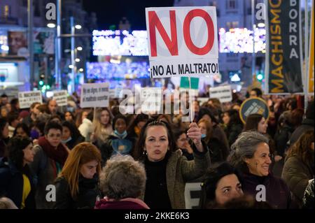 Madrid, Spanien. 25.. November 2022. Eine Frau, die während einer Demonstration zum Internationalen Tag zur Beseitigung von Gewalt gegen Frauen ein Plakat mit der Aufschrift "Nein zu Misshandlung" trägt. Kredit: Marcos del Mazo/Alamy Live News Stockfoto