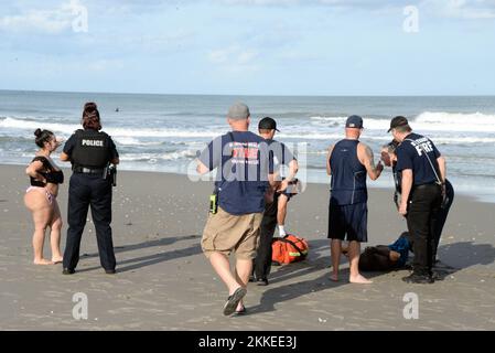 Florida, USA. 25.. November 2022. Melbourne Beach, Brevard County, Florida, USA. 25. November 2022. Einheiten von Brevard County Ocean Rescue, Brevard County Fire Rescue, Melbourne Beach Fire/Marine Rescue und Melbourne Beach Police Department unterstützten bei der Entfernung einer Person vom Strand nach einem beinahe-Ertrinkungsereignis, nachdem sie in eine Meeresströmung geraten war. Kredit: Julian Leek/Alamy Live News Kredit: Julian Leek/Alamy Live News Stockfoto