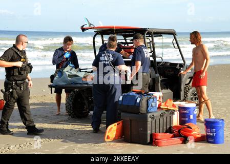 Florida, USA. 25.. November 2022. Melbourne Beach, Brevard County, Florida, USA. 25. November 2022. Einheiten von Brevard County Ocean Rescue, Brevard County Fire Rescue, Melbourne Beach Fire/Marine Rescue und Melbourne Beach Police Department unterstützten bei der Entfernung einer Person vom Strand nach einem beinahe-Ertrinkungsereignis, nachdem sie in eine Meeresströmung geraten war. Kredit: Julian Leek/Alamy Live News Kredit: Julian Leek/Alamy Live News Stockfoto