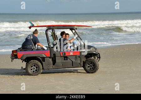 Florida, USA. 25.. November 2022. Melbourne Beach, Brevard County, Florida, USA. 25. November 2022. Einheiten von Brevard County Ocean Rescue, Brevard County Fire Rescue, Melbourne Beach Fire/Marine Rescue und Melbourne Beach Police Department unterstützten bei der Entfernung einer Person vom Strand nach einem beinahe-Ertrinkungsereignis, nachdem sie in eine Meeresströmung geraten war. Kredit: Julian Leek/Alamy Live News Kredit: Julian Leek/Alamy Live News Stockfoto