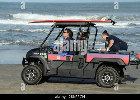 Florida, USA. 25.. November 2022. Melbourne Beach, Brevard County, Florida, USA. 25. November 2022. Einheiten von Brevard County Ocean Rescue, Brevard County Fire Rescue, Melbourne Beach Fire/Marine Rescue und Melbourne Beach Police Department unterstützten bei der Entfernung einer Person vom Strand nach einem beinahe-Ertrinkungsereignis, nachdem sie in eine Meeresströmung geraten war. Kredit: Julian Leek/Alamy Live News Kredit: Julian Leek/Alamy Live News Stockfoto