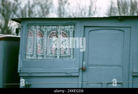 AJAXNETPHOTO. 1996. CONFLANS STE. HONORINE, FRANKREICH. - SPITZENVORHÄNGE - IM STEUERHAUS FENSTER EINES PENICHE HAUSBOOTS AUF DER SEINE. FOTO: JONATHAN EASTLAND/AJAX REF:62403 3 65 Stockfoto