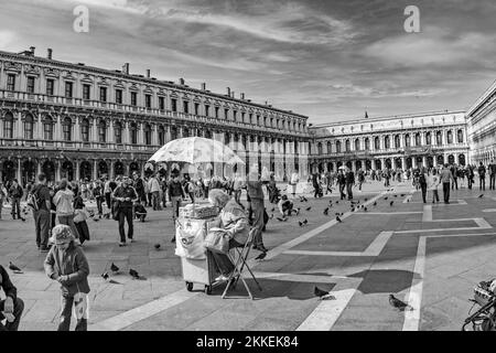 Venedig, Italien - 9. April 2007: Besucher besuchen den Markusplatz in Venedig, Italien, mit Tauben. Stockfoto