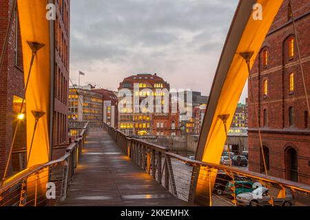 Hamburg, Deutschland - 19. Januar 2011: Die UNESCO-Weltkulturerbestätte Speicherstadt in Hamburg bei Nacht. Stockfoto