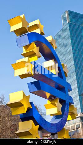 Frankfurt, Deutschland - 11. Februar 2012: Gigantisches Euro-Zeichen mit Protestlager der Besatzungsbewegung Frankfurt bei der Europäischen Zentralbank Stockfoto