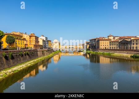 Florenz, Italien - 13. August 2019: Berühmte historische Ponte Vecchio in Florenz am Fluss Arno Stockfoto