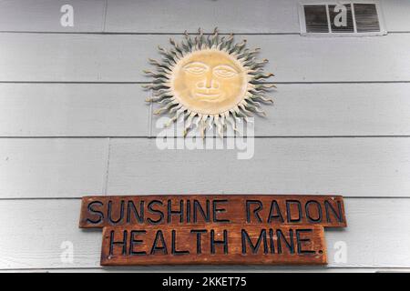 Boulder, Montana, USA. 25.. November 2022. Die Sunshine Radon Mine, eine von wenigen „Gesundheitsminen“ in Montana, die vorgeben, Krankheiten mit dem Radongas zu heilen, das aus den Wänden dieser veralteten Uranminen sickert. Radon ist ein tödliches Gas, wenn es in ausreichenden Mengen eingeatmet wird; einige Befürworter der „natürlichen Heilung“ und der Theorie der Strahlungshormesis, darunter viele in den Amischen und Mennoniten, glauben jedoch entgegen der Überlegenheit wissenschaftlicher Beweise, dass kleinere Dosen von Radon Krankheiten heilen können. Die Minen sind für den Winter geschlossen, werden aber im wieder geöffnet Stockfoto