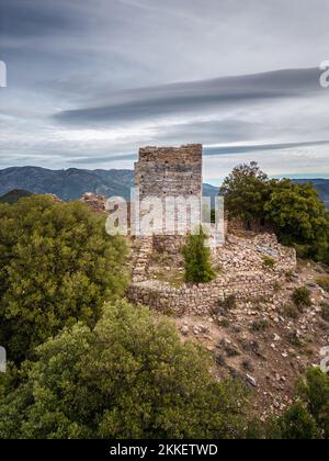 Aus der Vogelperspektive sehen Sie die Ruinen der Castellu di Seravalle, einer Militärfestung, die im 11.. Jahrhundert auf einem Hügel in der Nähe des Dorfes Popolasca auf Korsika erbaut wurde Stockfoto