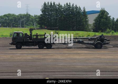 Präfektur Shizuoka, Japan - 10. Juli 2011: Traktor der japanischen Bodenselbstverteidigungskräfte mit gezogenem Haubitzer FH-70 155mm. Stockfoto