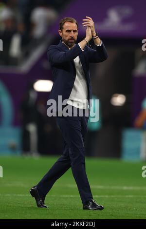 Doha, Katar. 25.. November 2022. England Manager Gareth Southgate applaudiert den Fans nach dem FIFA-Weltmeisterschaftsspiel der Gruppe B 2022 im Al Bayt Stadium in Doha, Katar, am 25. November 2022 in Vollzeit. Foto: Chris Brunskill/UPI Credit: UPI/Alamy Live News Stockfoto