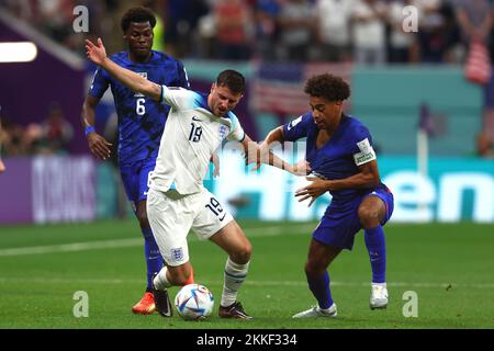 Doha, Katar. 25.. November 2022. Mason Mount (L) aus England in Aktion mit Tyler Adams aus den USA beim FIFA-Weltmeisterschaftsspiel der Gruppe B 2022 im Al Bayt Stadium in Doha, Katar, am 25. November 2022. Foto: Chris Brunskill/UPI Credit: UPI/Alamy Live News Stockfoto